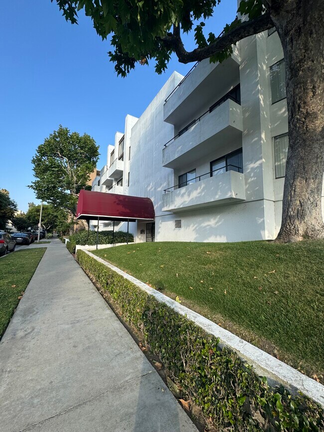 Foto del edificio - 10990 Rochester Ave