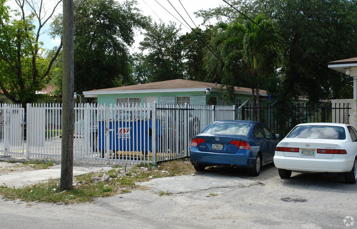 Foto del edificio - 696 NE 85th St