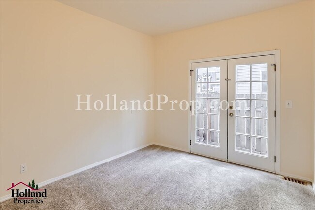 Foto del edificio - Beautiful 3-Bedroom Townhome Near Nature & Everyday Conveniences!