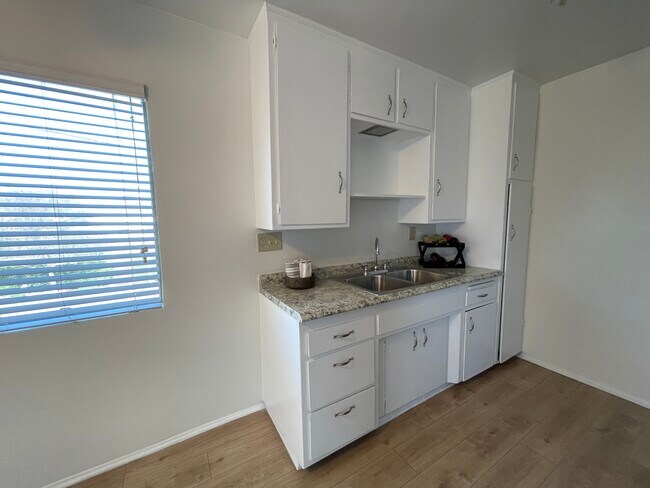Building Photo - 521 S Granada Ave
