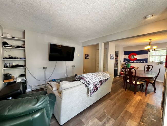 Building Photo - Great Campus West 2 Bed 1 Bath Available!