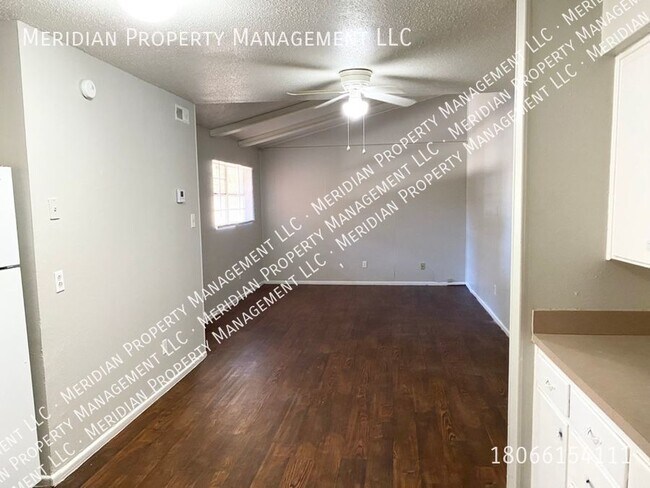 Building Photo - great 2/1/carport quadraplex near 19th/fra...