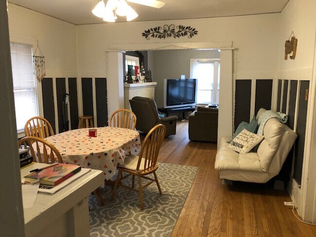 Foto del edificio - 3358 N Downer Ave