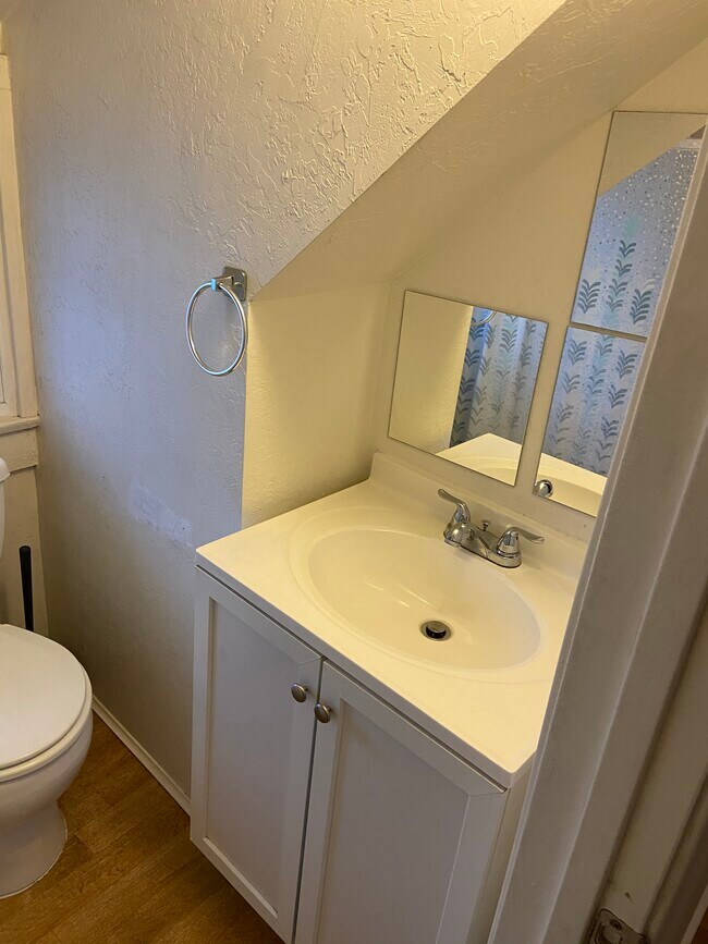 upstairs Bathroom #1 - 743 E Jefferson Blvd