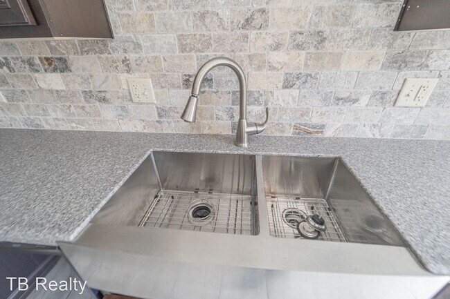 Building Photo - 2 br, 1.5 bath House - 9629 Hefner Village...