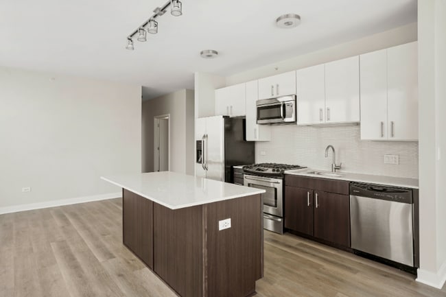 Photo - 210 S Halsted St (Chicago, IL) Apartment