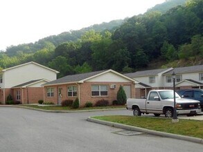 Building Photo - 301 Pebble Dr
