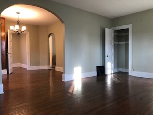 Building Photo - English Tudor lower apartment