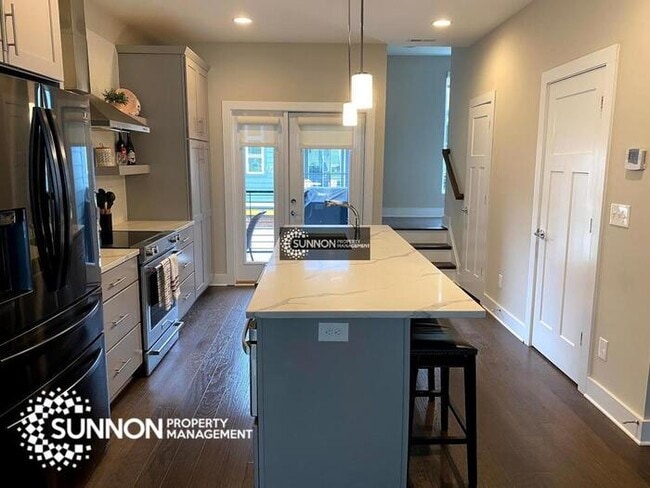 Building Photo - Modern 2 BR 2.5 BA Townhome with Rooftop D...