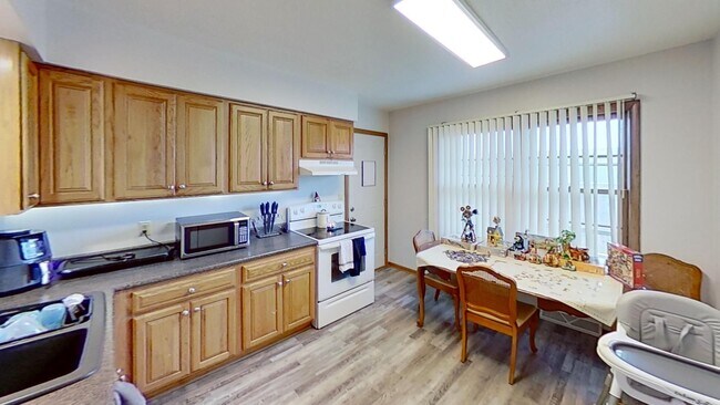 Foto del edificio - Updated two bedroom ranch duplex with part...