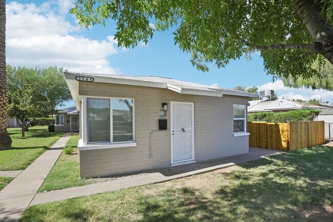 Building Photo - 2545 E Clarendon Ave