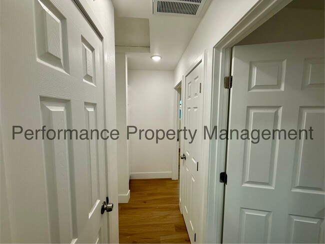 Building Photo - 3401 Squire Ln