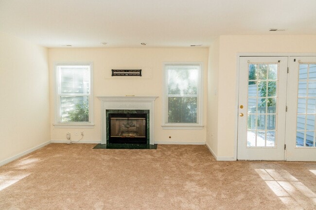 Building Photo - Lovely 3 bedroom, 2.5 Bathroom townhouse s...