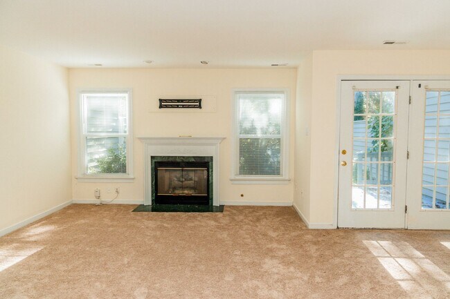 Foto del edificio - Lovely 3 bedroom, 2.5 Bathroom townhouse s...