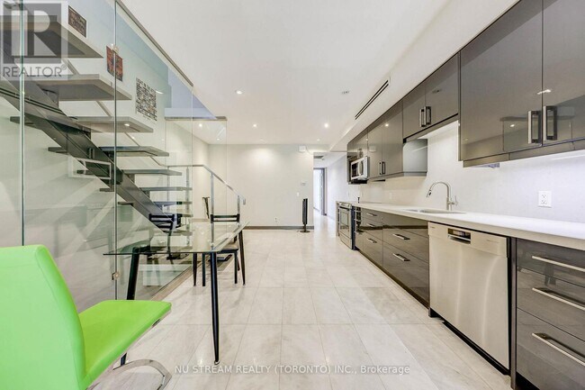 Photo du bâtiment - 652-652 Spadina Ave.