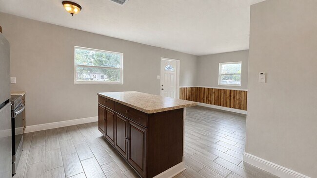 Foto del edificio - Updated 3 Bedroom Home with Bonus Florida Room, Workshop & Fenced Yard