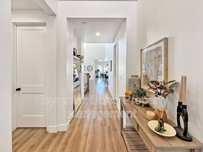 Foto del edificio - 8168 W Brooks Dr