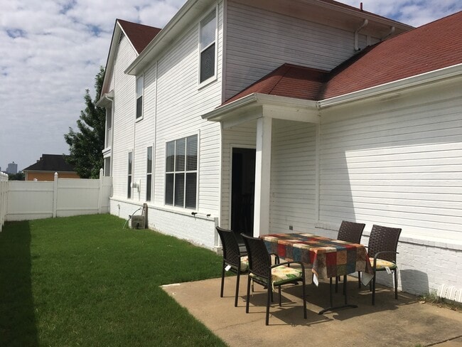 RARE HUGE fenced yard. Pets are allowed. - RARE HUGE fenced yard. Pets are allowed. House