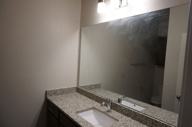 Building Photo - Luxury Two Bedroom Townhome in Abbey Glen ...