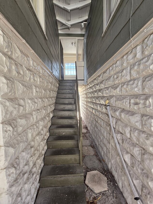 MOVE IN SPECIAL !! SPACIOUS 1/1 CONVENIENTLY LOCATED CLOSE TO DOWNTOWN ST. PETERSBURG - MOVE IN SPECIAL !! SPACIOUS 1/1 CONVENIENTLY LOCATED CLOSE TO DOWNTOWN ST. PETERSBURG