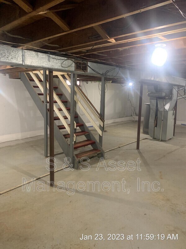 Building Photo - 3801 Stillwell Ave