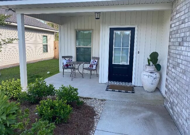 Front Porch - 73285 Forest Creek Dr