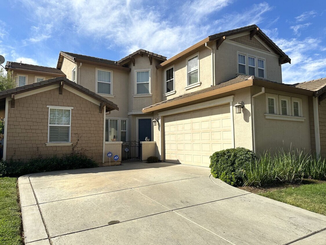 Foto principal - COMING SOON!!! Splendid 6 bdrm/4 bath home!!!