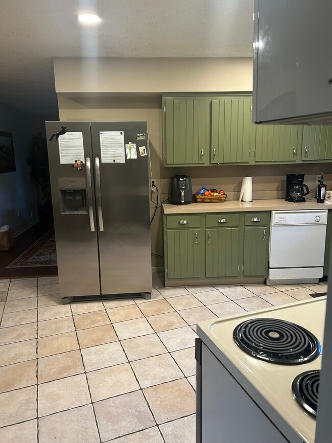 Building Photo - 94 Range End Manor