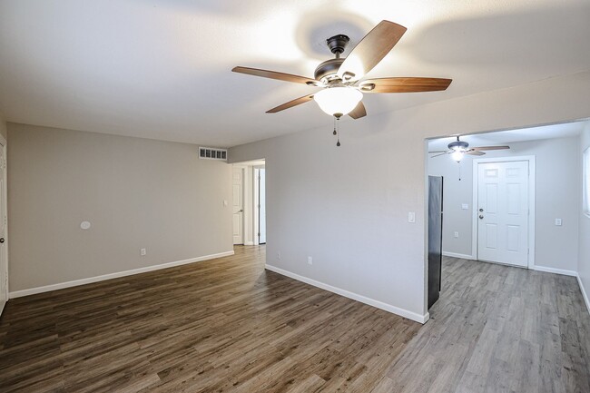 Building Photo - Cozy 2bd 1ba Home! Remodel Complex!