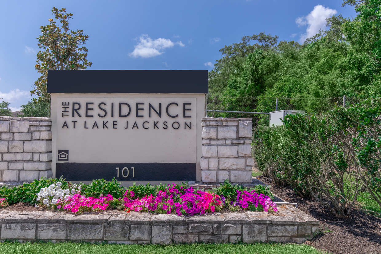 Foto principal - Residence at Lake Jackson Apartments