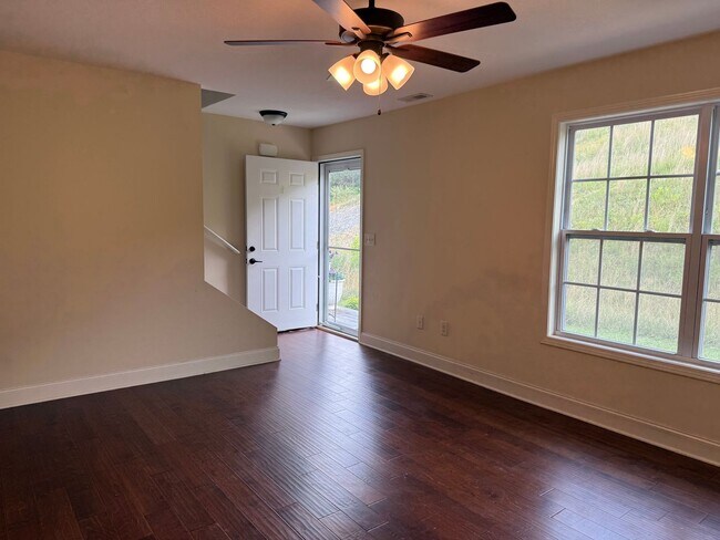 Foto del edificio - 704 Grays Pointe Ct