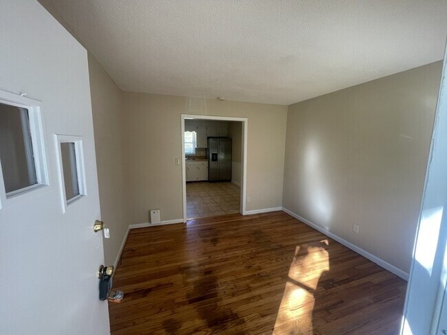 Foto del edificio - 705 Harris Rd