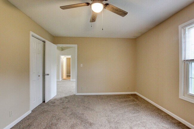 Building Photo - Fresh Paint and Carpet. 3 bed 2 bath.  Par...