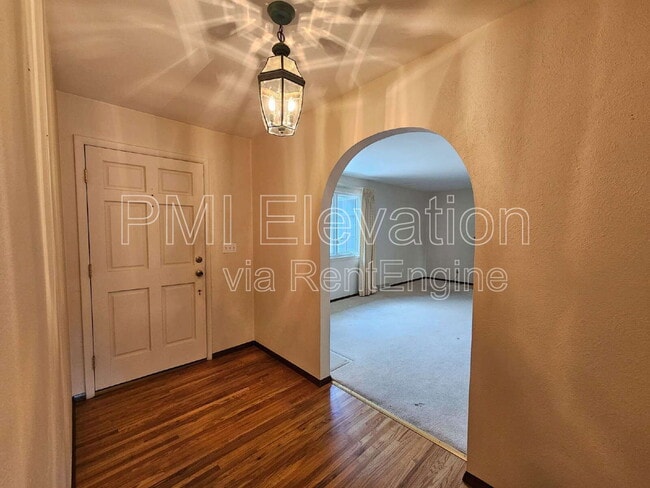 Building Photo - 250 E Graves Ave