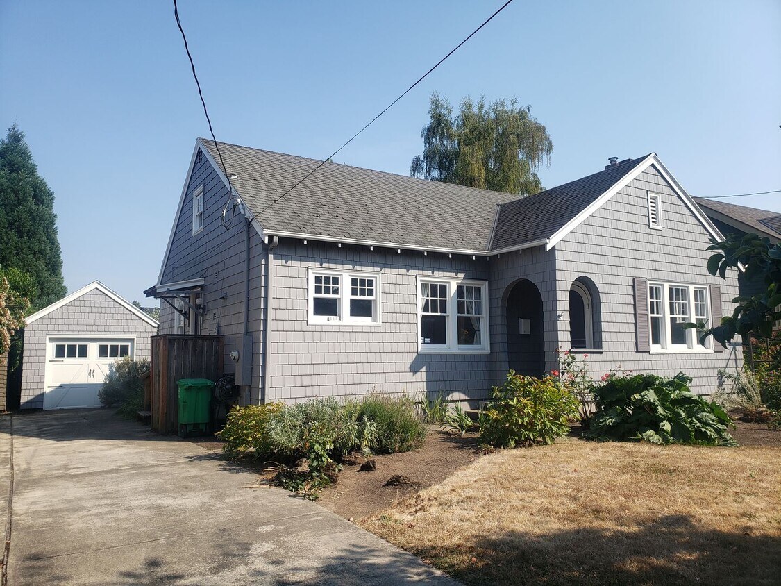 Foto principal - Charming Alameda Home with 3 Levels of Liv...
