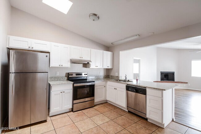 Building Photo - 10915 W Glenrosa Ave