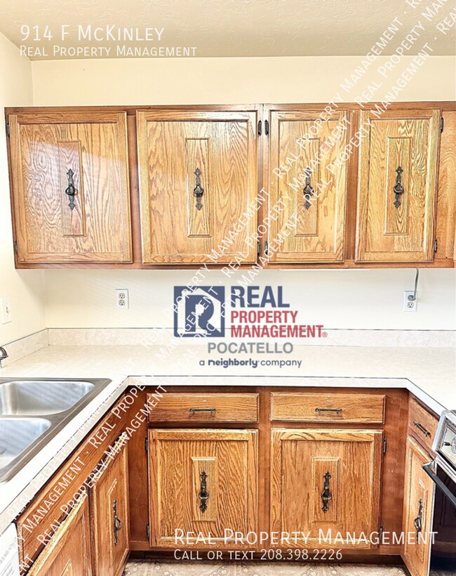 Building Photo - 2 bed 1.5 bath townhome - Covered parking