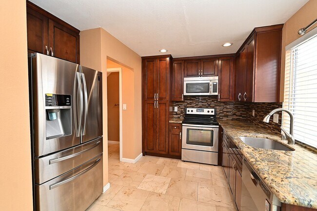 Building Photo - $2,990/ 3br - 1.5 bath - 1166sq ft2 - $2,9...