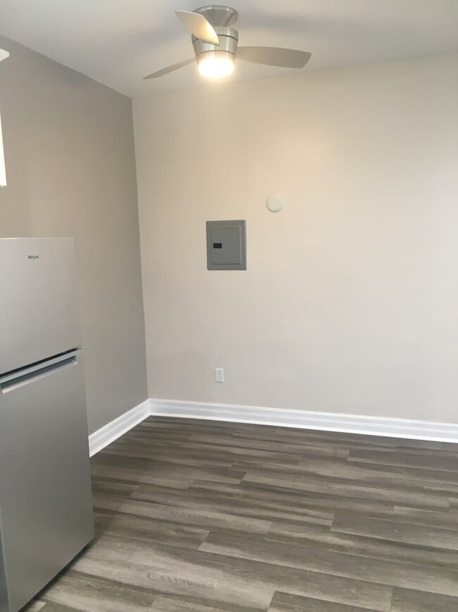 eat in - 120 Franklin Ct