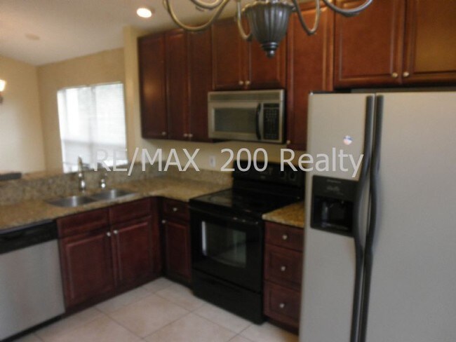 Building Photo - MOVE IN 3BED 2BATH HOME / FENCED IN BACKYARD
