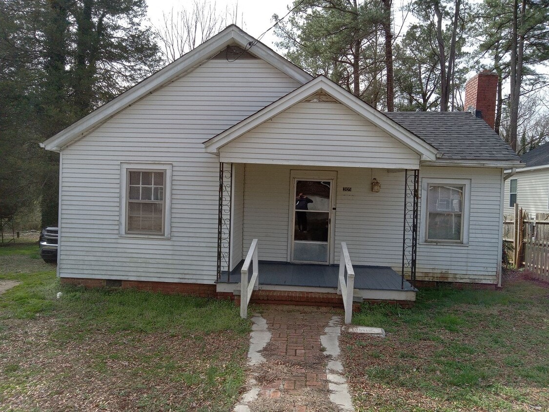Primary Photo - Affordable cozy 2 bedroom, 1-bathroom hous...