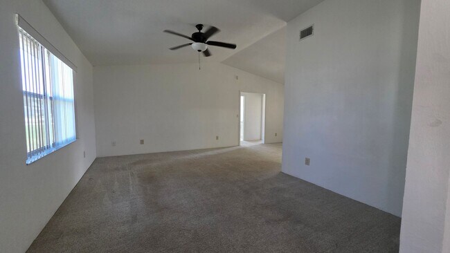 Foto del edificio - 3 Bedroom 2 Bath Home with a 2 car garage in Fairway Estates