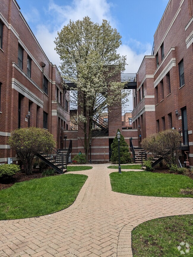 Courtyard - 2036 W Le Moyne St