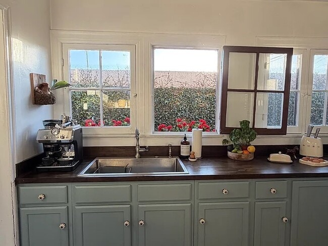 Foto del edificio - 725 Washington Blvd