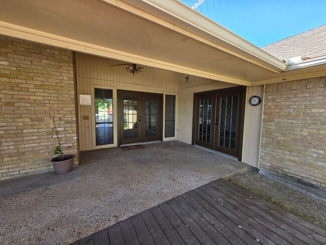 Building Photo - Stunning 4-bd 2.5 bath