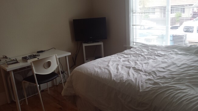 cable TV and desk - 357-359 Hawthorne Ave
