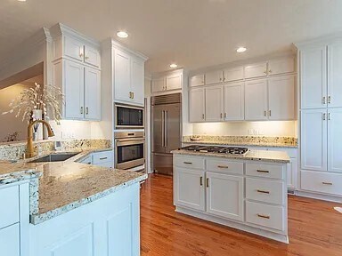 Building Photo - 3BR 2.5 BA, Towhouse with River Veiw