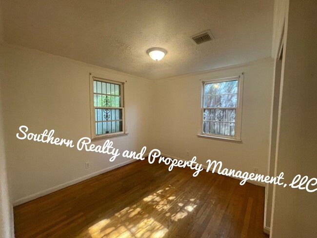 Building Photo - Super Cute newly renovated Home