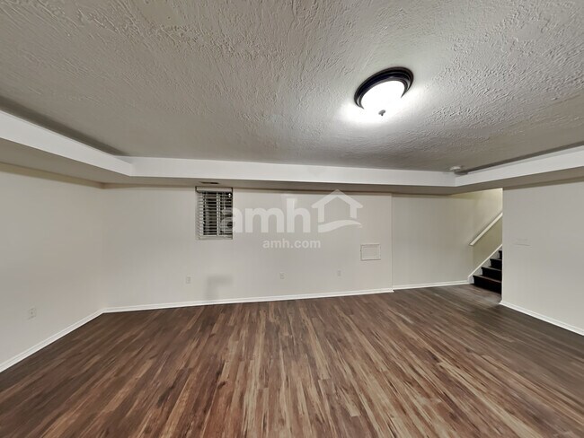 Building Photo - 1074 E 3250 N