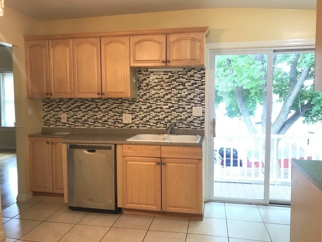 Building Photo - 8 Thayer Pl